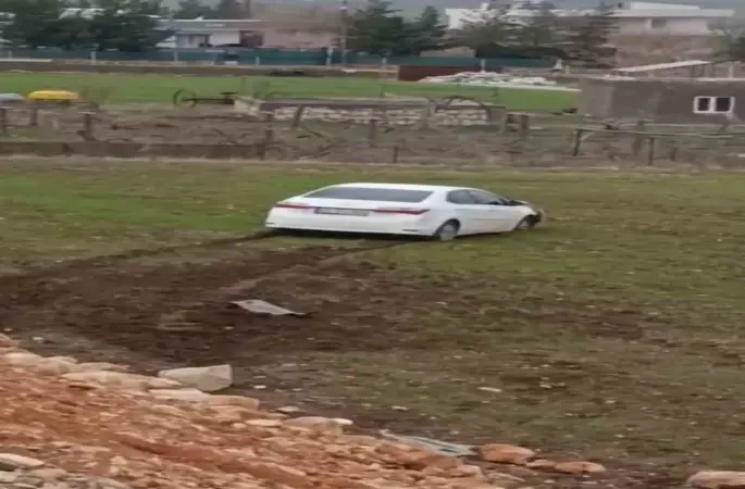 Siirt’te yoldan çıkan otomobil tarlaya girdi
