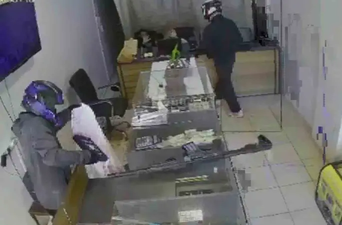 Silahlı 2 hırsız, 3 dakika içerisinde kuyumcuyu soydu... Korku dolu anlar kamerada
