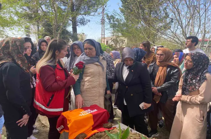 Silahlı saldırıda hayatını kaybeden Adnan’ın mezar taşına çok sevdiği Galatasaray’ın forması bırakıldı
