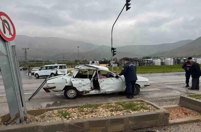 Silifke’de iki aracın karıştığı kazada 3 kişi yaralandı
