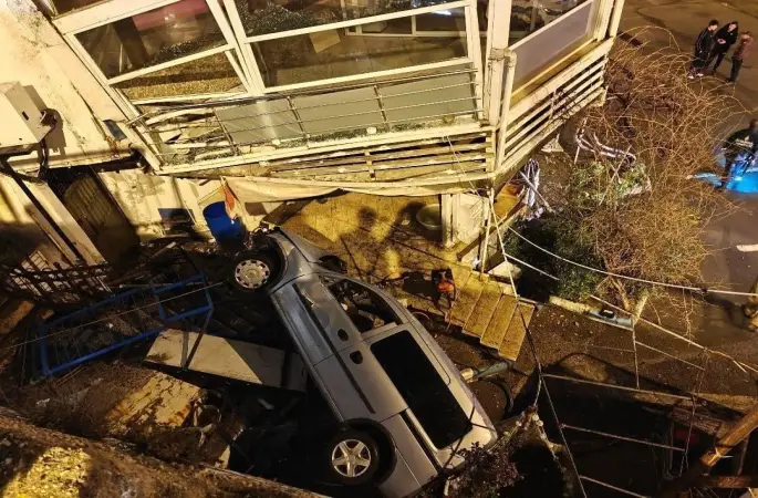 Silivri’de hafif ticari araç 5 metreden aşağı düştü
