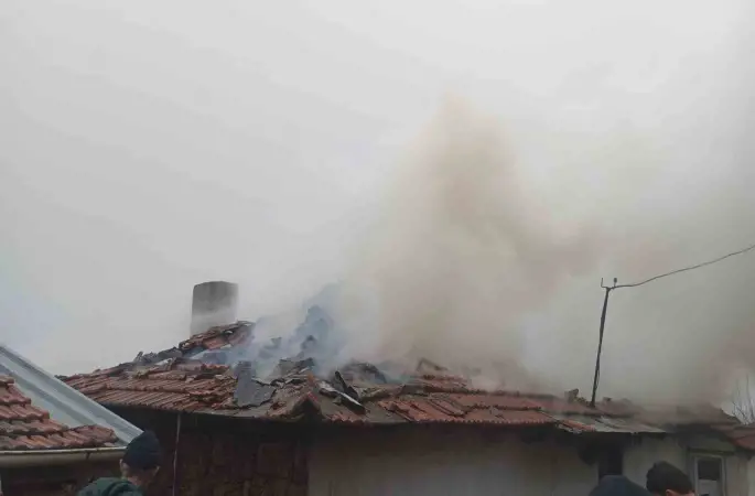 Sındırgı’da bitişik iki ev alevlere teslim oldu: 1 yaralı
