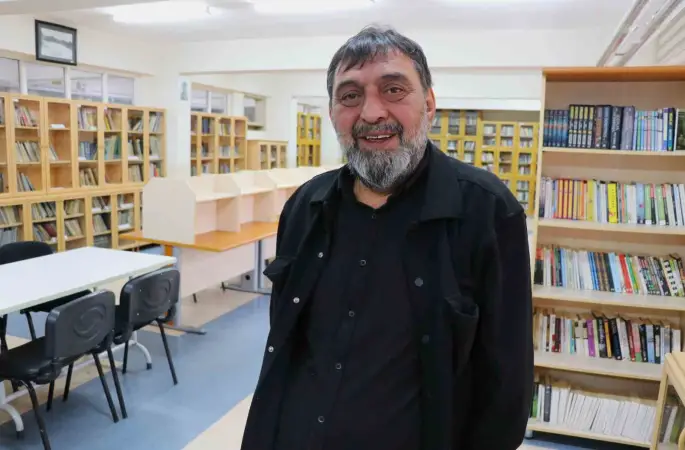 Sinema ve tiyatro oyuncusu Ahmet Yenilmez savaşta mezun veremeyen okulun öğrencileri ile buluştu
