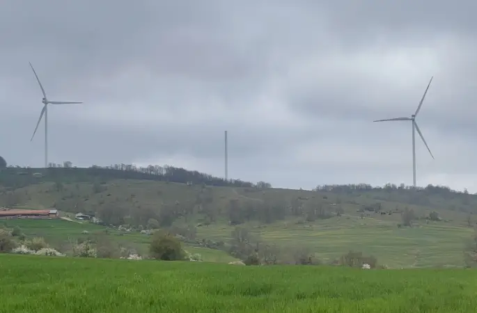 Sınır hattında rüzgar türbini parçalandı: Şiddetli rüzgar köyde paniğe yol açtı

