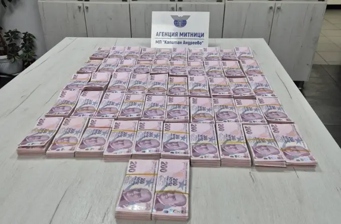 Sınır kapısında yolcu otobüsünde 1 milyon 40 bin lira ele geçirildi
