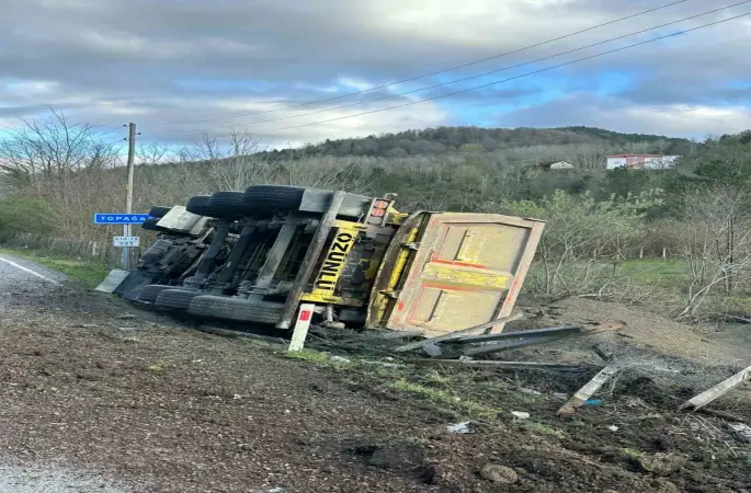 Sinop’ta kamyon devrildi: Sürücü yaralandı
