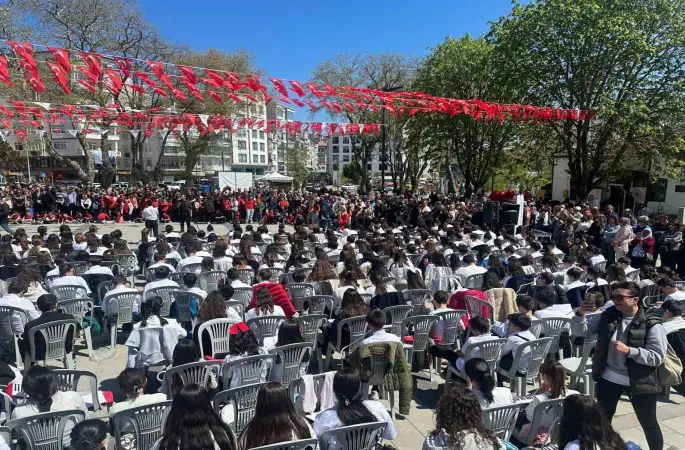 Sinop’ta maarifin kalbinde çocuk: 500 öğrenciden Türk marşları
