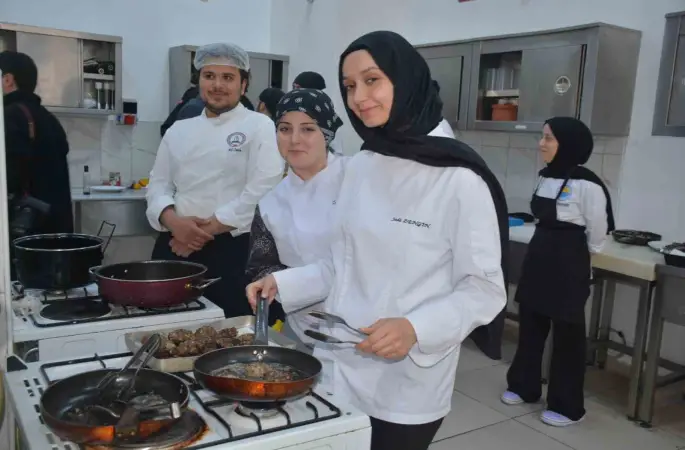 Sinop’ta üniversite öğrencilerinden "hamsi köftesi" yarışması
