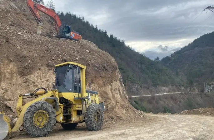 Sinop’ta yol güvenliği için kayalar kırılıyor
