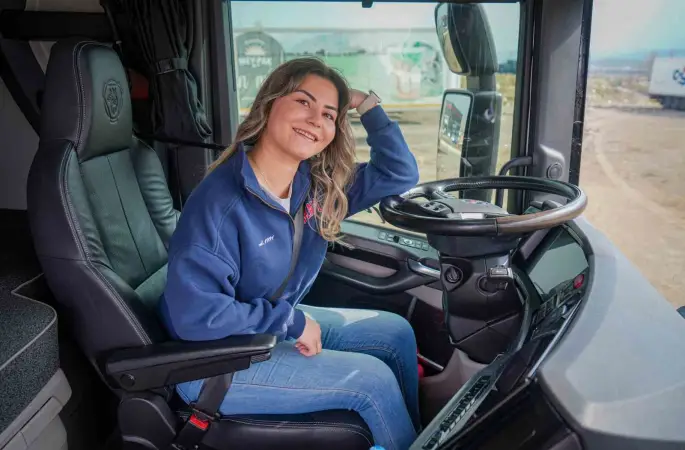 Sıradan hayatından sıkılan genç kadın uzun yol tır şoförü oldu
