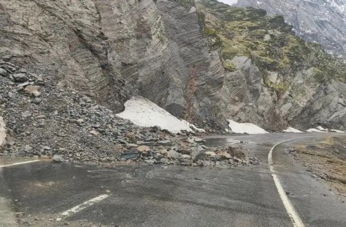 Şırnak-Beytüşşebap yolundaki heyelan nedeniyle trafik akışı durdu
