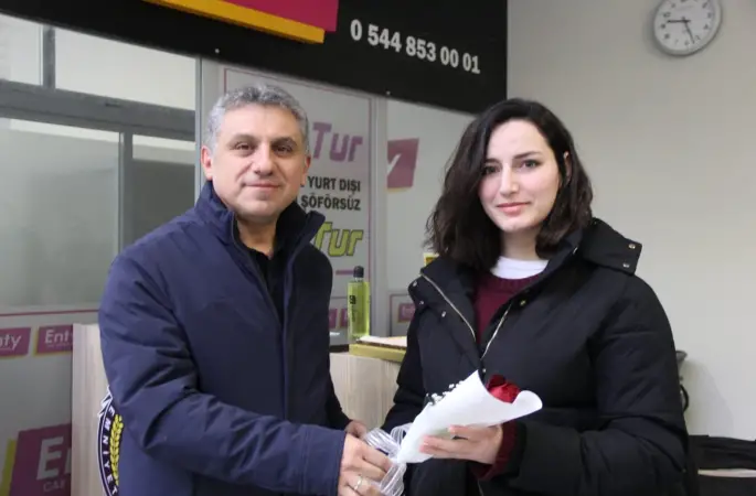 Şırnak’a atanan öğretmenlere havalimanında çiçekli karşılama
