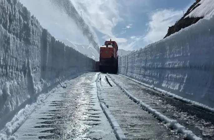 Şırnak’ta 70 gündür kapalı olan belde yolunun açılması için çalışmalar başlatıldı
