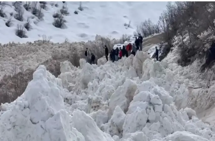 Şırnak’ta facianın eşiğinden dönüldü: Öğrencileri taşıyan servis çığ altında kalmaktan son anda kurtuldu
