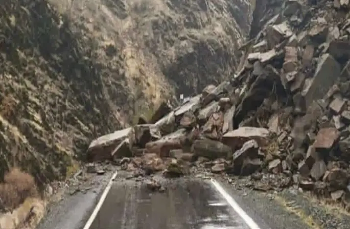Şırnak’ta heyelan alarmı: Beytüşşebap yolu ulaşıma kapandı

