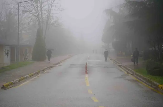 Sis ve yağmur etkili oldu: Kampüste görüş azaldı
