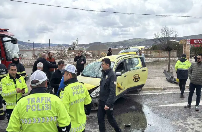 Sivasspor altyapı oyuncularını taşıyan taksi kaza yaptı: 6 yaralı
