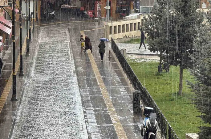 Sivas’ta kuvvetli yağmur etkili oldu, hazırlıksız yakalananlar sığınacak yer aradı
