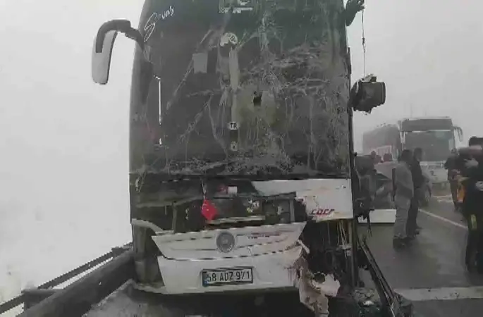 Sivas’ta sis zincirleme kazaya neden oldu: 7 yaralı
