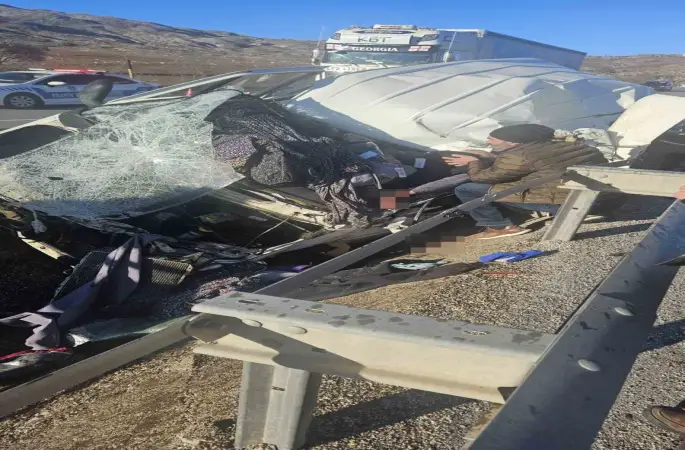 Sivas’ta ticari araç bariyere çarptı: 1 yaralı
