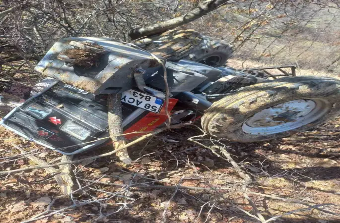 Sivas’ta traktör devrildi, 2 kardeşten 1’i öldü
