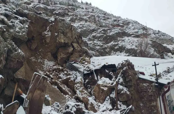 Sivas’ta yamaçtan kopan kayalar tehlike saçtı
