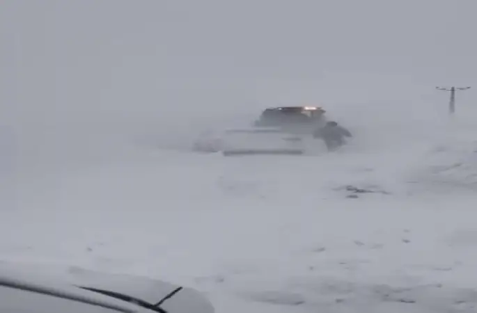 Sivas’ta yoğun kar ve tipi nedeniyle bazı yollar ulaşıma kapatıldı

