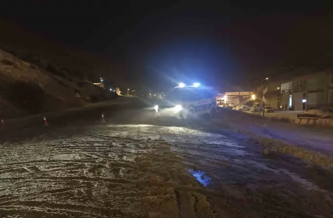 Sivas’ta yoğun kar ve tipi nedeniyle Kayseri-Malatya kara yolu trafiğe kapatıldı
