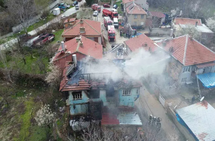 Sobadan çıkan yangın evi kullanılamaz hale getirdi
