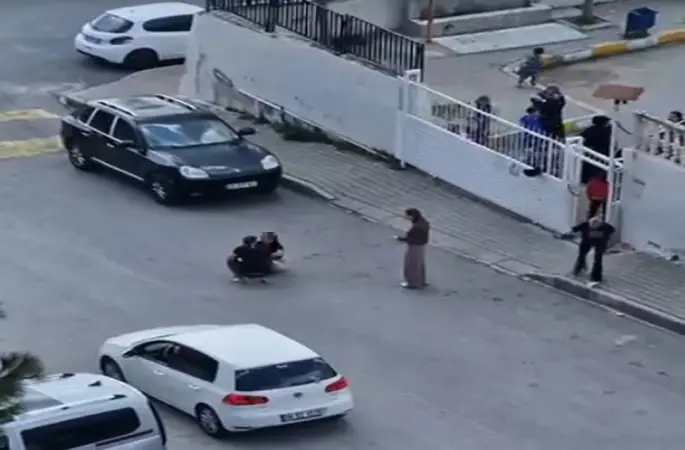 Sokak ortasında karısını dövdü, okuldaki çocuklar izledi
