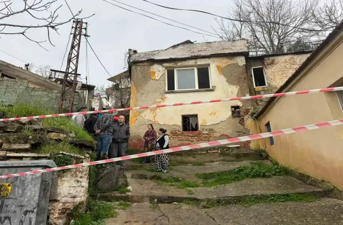 Söke’de yağmurun yumuşattığı evin duvarı çöktü
