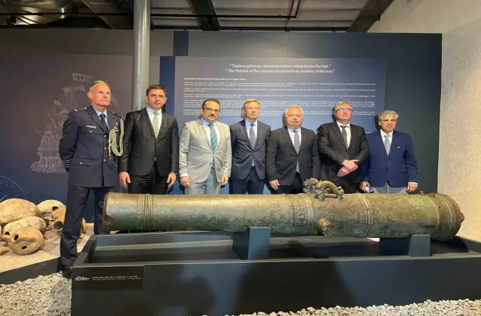 Söküme gelen gemiden 17. yüzyıla ait bronz top çıktı
