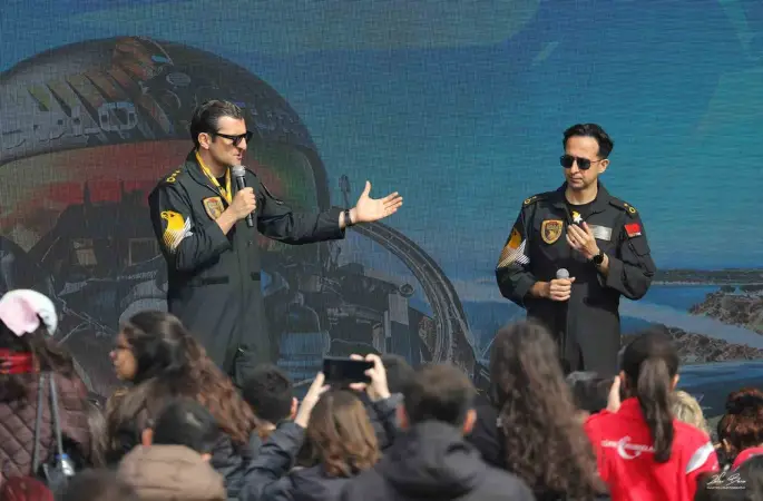 SOLOTÜRK pilotları İstanbul’da vatandaşlarla bir araya geldi
