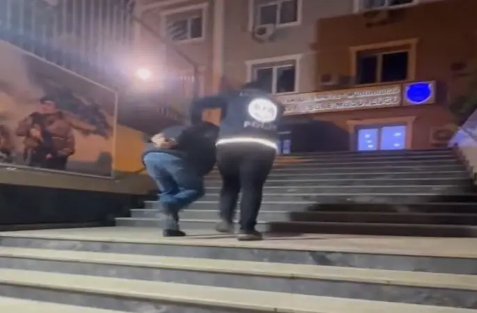 Sosyal medyada polis yeleği giyerek yayın yapan şahıs gözaltına alındı
