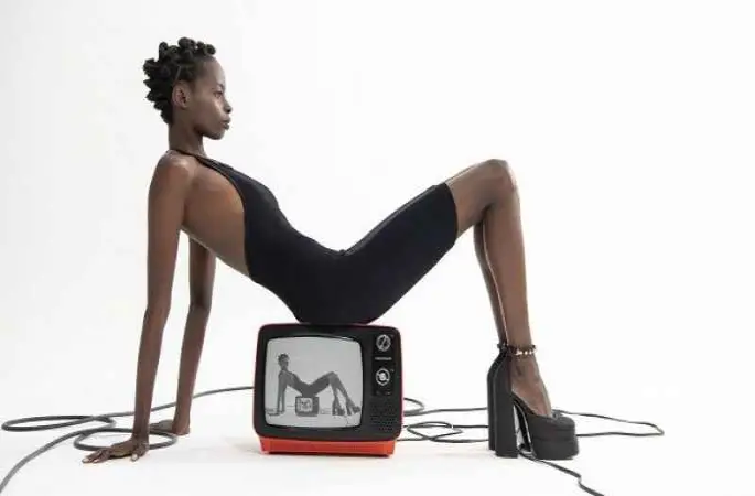 SEAMLESSTANCE’IN SPOR VE ŞIK ÜRÜNLERİ İLE IŞILDAYIN