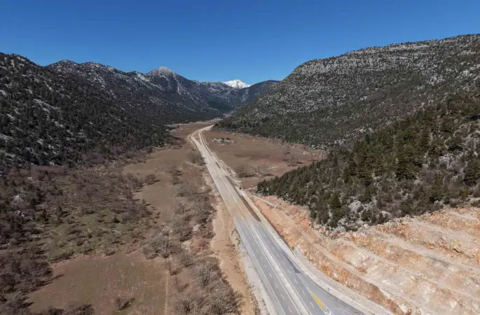 Sular çekildikten sonra yeniden ulaşıma açılan Antalya-Konya kara yolu havadan görüntülendi
