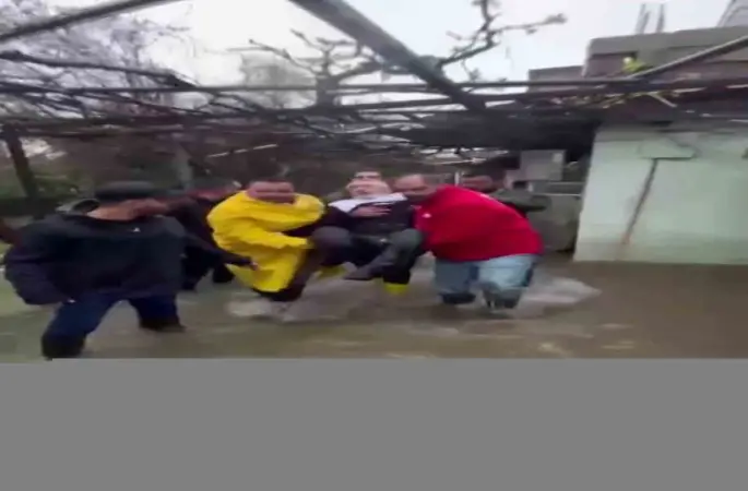 Suların yükseldiği evinde mahsur kalan felçli adamın yardımına Kızılay ekipleri yetişti
