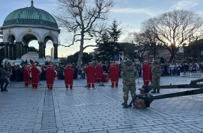 Sultanahmet’te Ramazan ayının ilk iftarında geleneksel top atışı yapıldı
