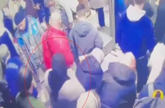 Sultanahmet’te yankesicilik yapan 2 kadın suçüstü yakalandı
