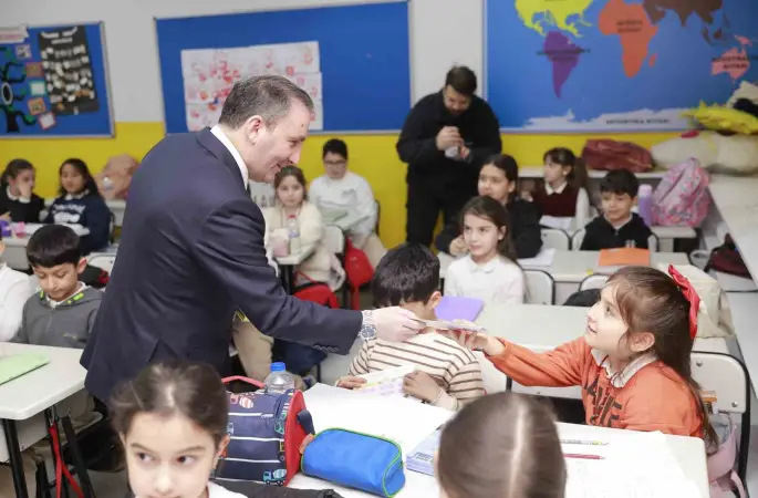 Sultanbeyli’de bilinçli teknoloji seferberliği: 23 bin öğrenciye akıllı dijital eğitim seti
