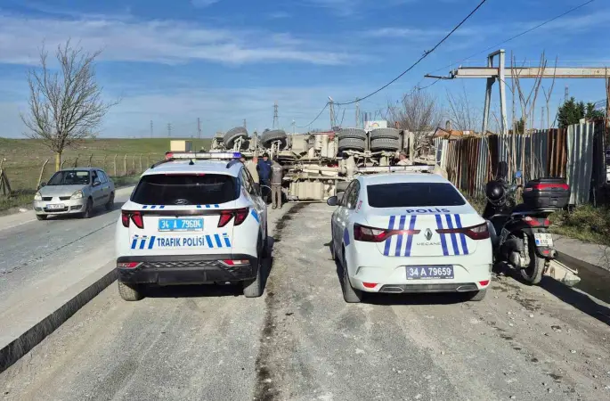 Sultangazi’de beton mikseri devrildi: Sürücü yaralandı
