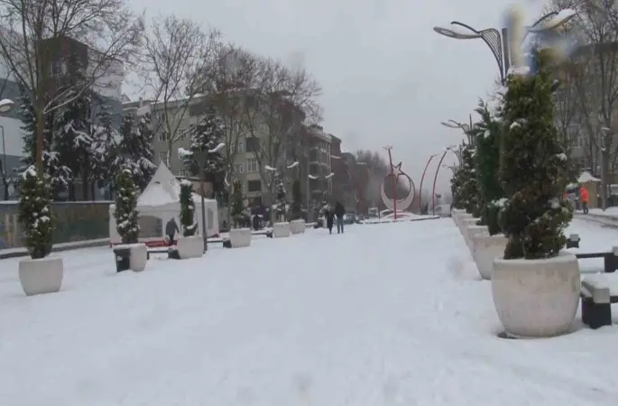 Sultangazi’de çocuklar kardan adam yaptı, karın keyfini çıkardı
