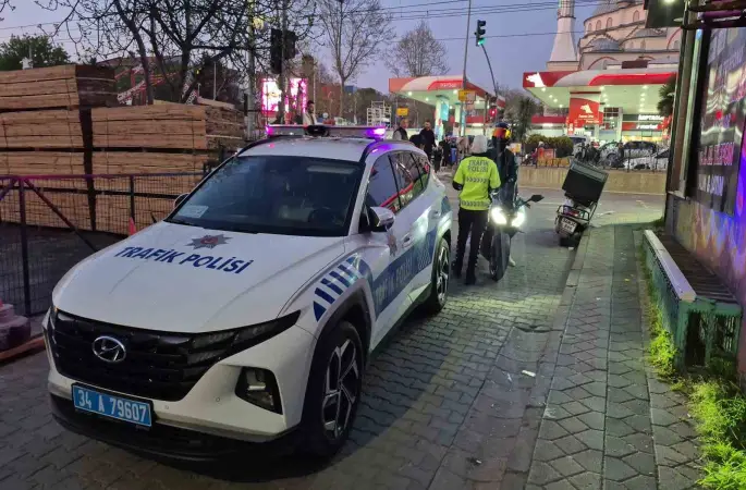 Sultangazi’de motosiklet yayaya çarptı: Kaza anı kamerada
