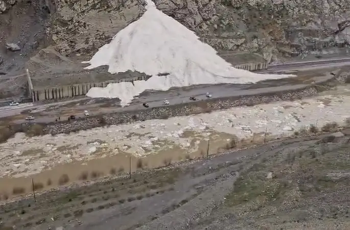 Sümbül Dağı’nda çığ devam ediyor
