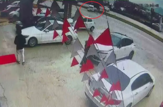 Sürücüsünün kontrolünü kaybettiği otomobilin aydınlatma direğine çarptığı anlar kamerada
