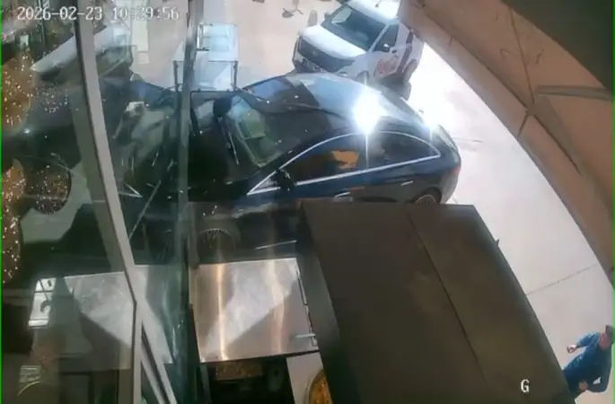 Sürücüsünün kontrolünü kaybettiği otomobilin pastaneye girdiği an kameraya yansıdı
