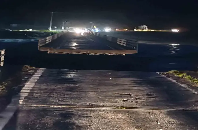 Susurluk’ta selde köprü ortadan ikiye ayrıldı
