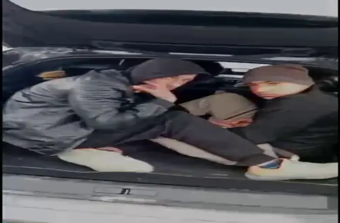 SUV tarzı aracın her köşesinden düzensiz göçmen çıktı
