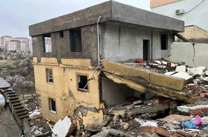 Tahliye edilen bina yağışlara dayanamayarak çöktü
