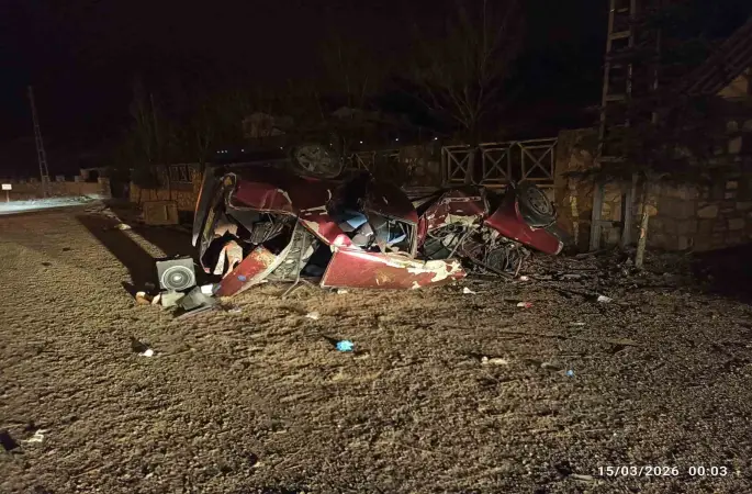 Takla atan otomobil hurdaya döndü, 2 kişi ağır yaralandı
